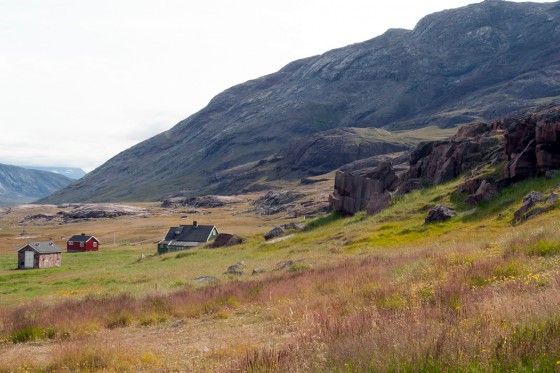 Gårdene (isl. Garðar, det nuværende Igaliku), udsigt mod kamppladsen. Foto: Ivars Silis