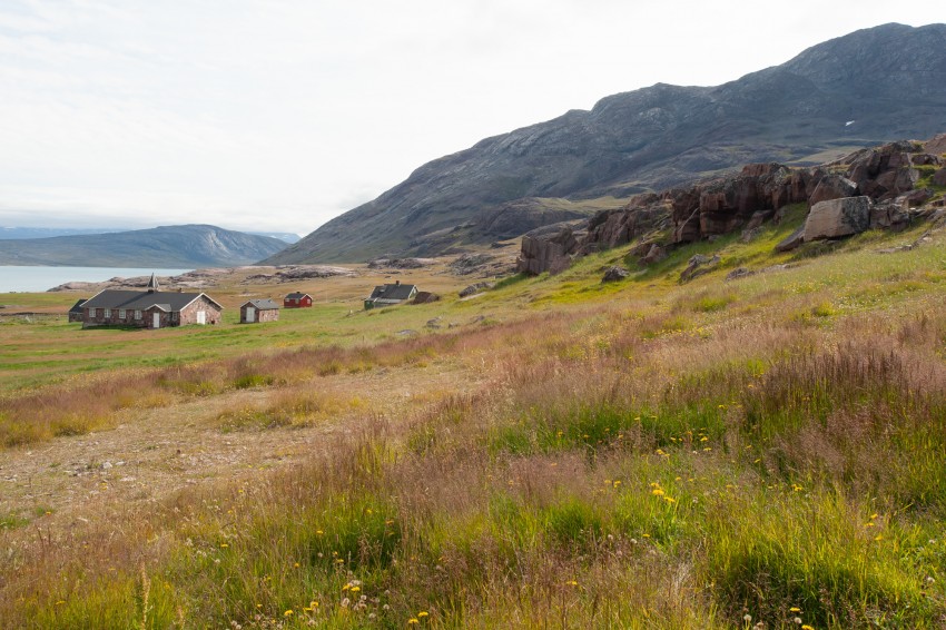 Gårdene (isl. Garðar, det nuværende Igaliku), bakkeskråning, hvor kamphandling finder sted. Foto: Ivars Silis